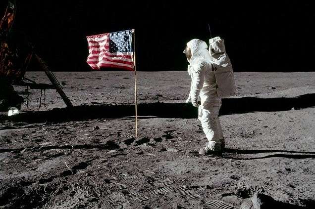 人類初の月面着陸　アポロ11号　ニール・アームストロング