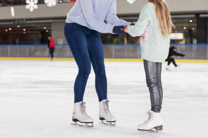 スケートする親子