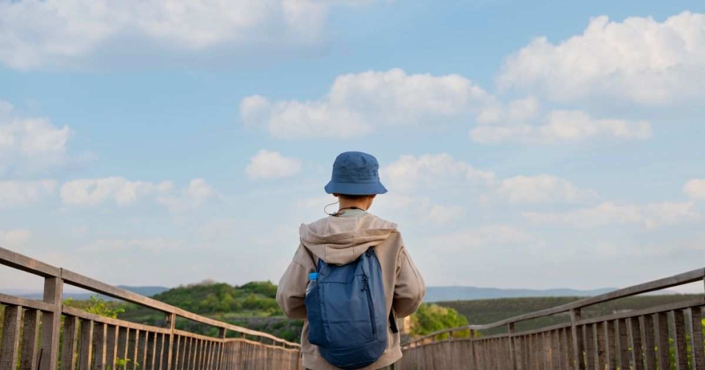 未知なる環境へと踏み出す旅人