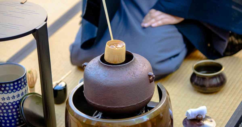 茶を点(た)てる人の所作